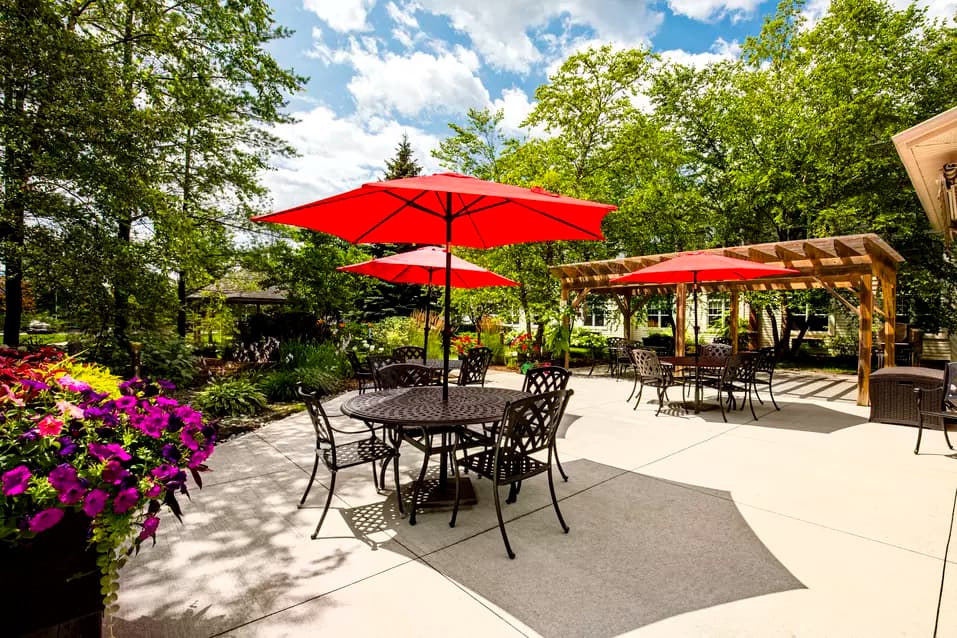 Chartwell Royal on Gordon's exterior of the back patio with outdoor tables, chairs and umbrellas