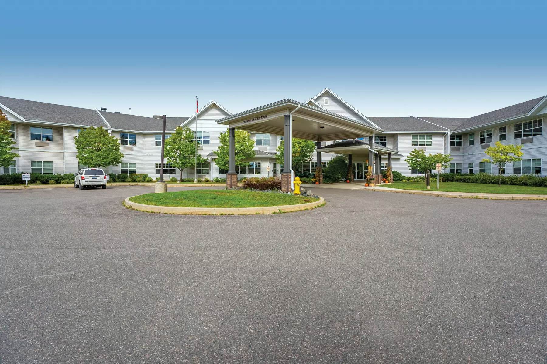 The main entrance of Chartwell Glacier Ridge Retirement Residence 