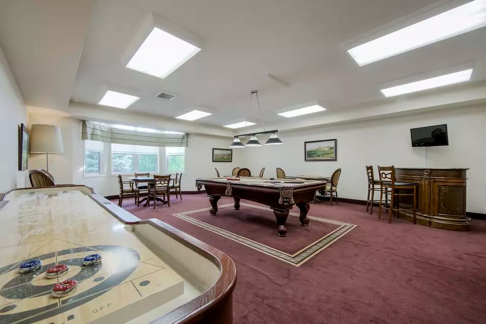 Chartwell Royal on Gordon's recreation area with bar, pool table, card tables and shuffle board