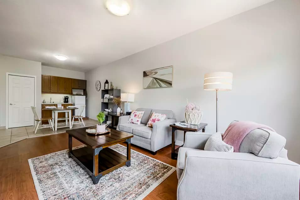 Chartwell Royal on Gordon's model suite living area and kitchenette