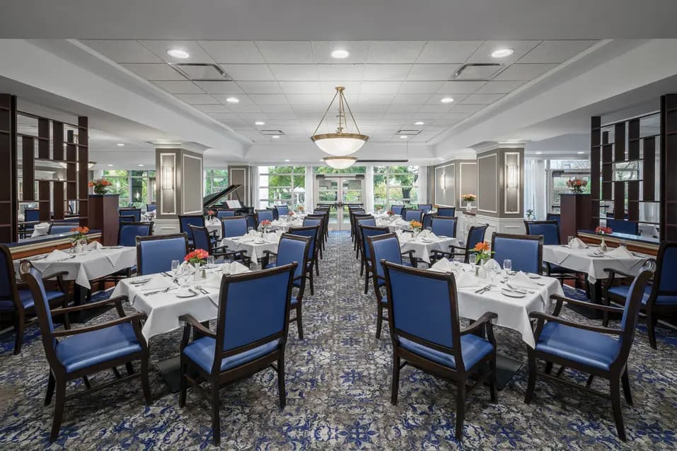 Dining room at Chartwell Rockcliffe / Salle à manger à Chartwell Rockcliffe