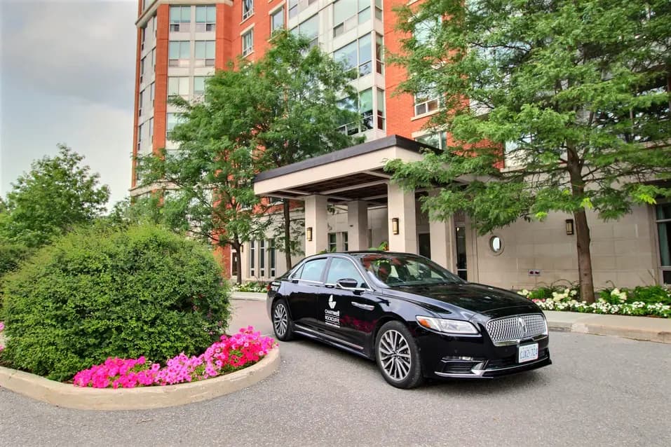 Driveway and entrance area at Chartwell Rockcliffe with a car / Allée et entrée à Chartwell Rockcliffe avec une voiture