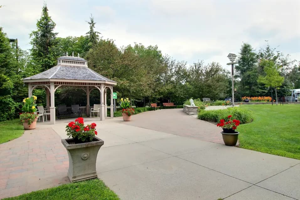 Exterior pathway with gazebo at Chartwell Rockcliffe / Allée extérieure avec kiosque à Chartwell Rockcliffe