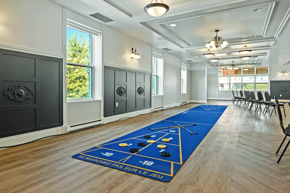 Terrain de jeu de palets intérieur à Chartwell Monastère d'Aylmer / Indoor Shuffle Board court at Chartwell Monastère d'Aylmer