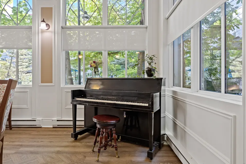 Piano à l'angle de la grande fenêtre du salon de Chartwell Monastère d'Aylmer / Piano at the wide window corner of the lounge at Chartwell Monastère d'Aylmer