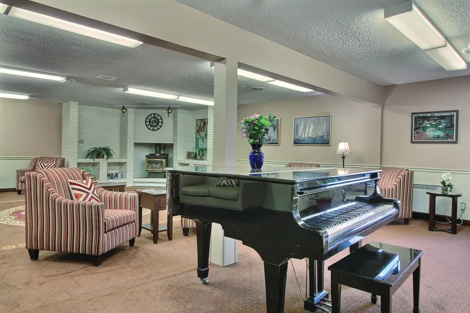 Lounge with grand piano at Chartwell Rosedale / Salon avec piano à queue chez Chartwell Rosedale