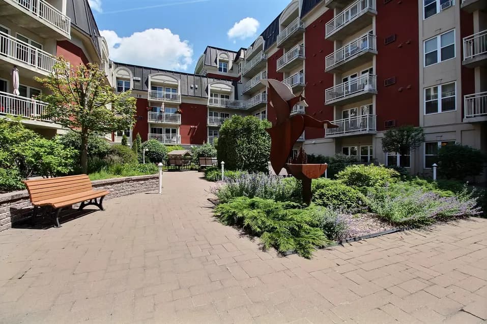 Cour extérieure avec bancs Chartwell Seigneuries du carrefour résidence pour retraités