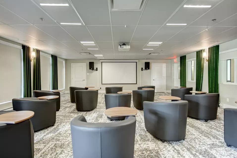 Salle de cinéma du Chartwell Manoir et Cours de l'Atrium résidence pour retraités.