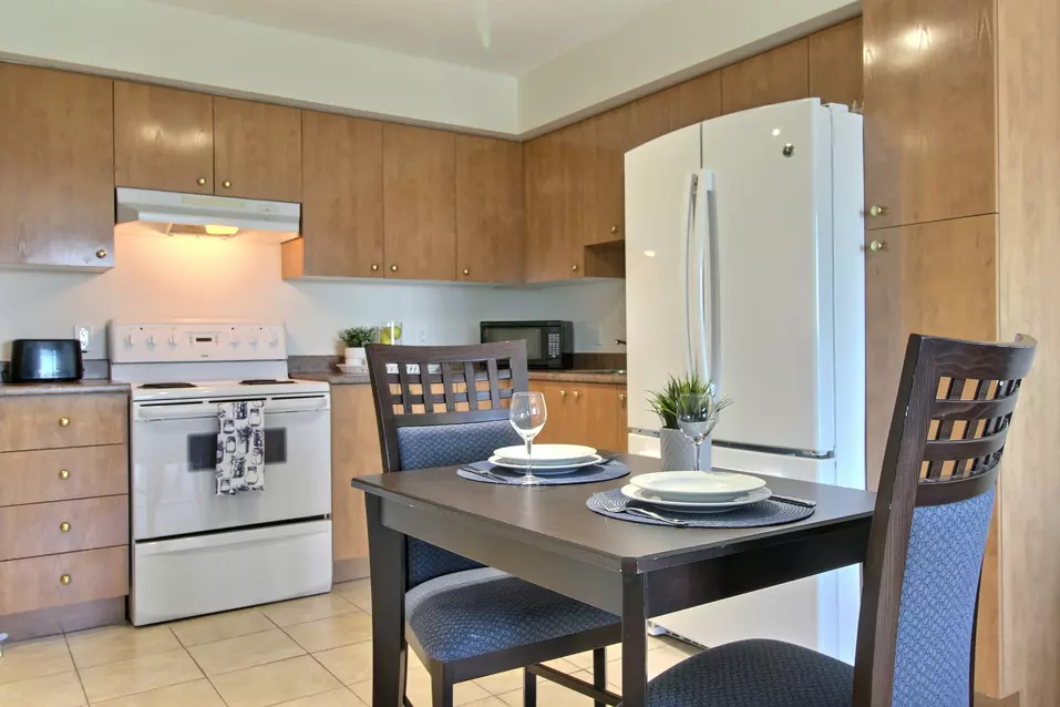 Cuisine avec table dans appartement modèle Chartwell Jardins Notre-Dame résidence pour retraités retirement residence Model suite small kitchen with table