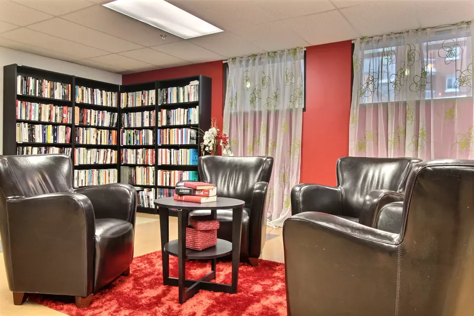 Bibliothèque du Chartwell Manoir et Cours de l'Atrium résidence pour retraités.