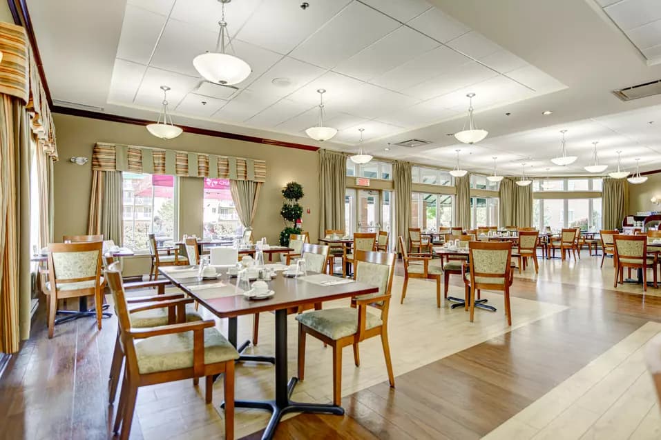 Restaurant du Chartwell Manoir et Cours de l'Atrium résidence pour retraités.