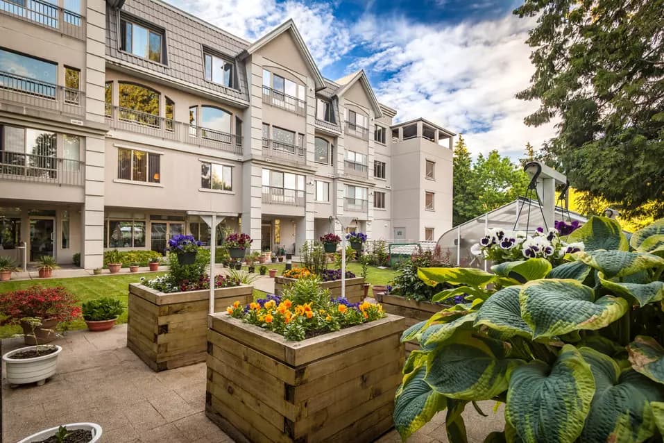 beautiful gardens at chartwell crescent gardens retirement residence