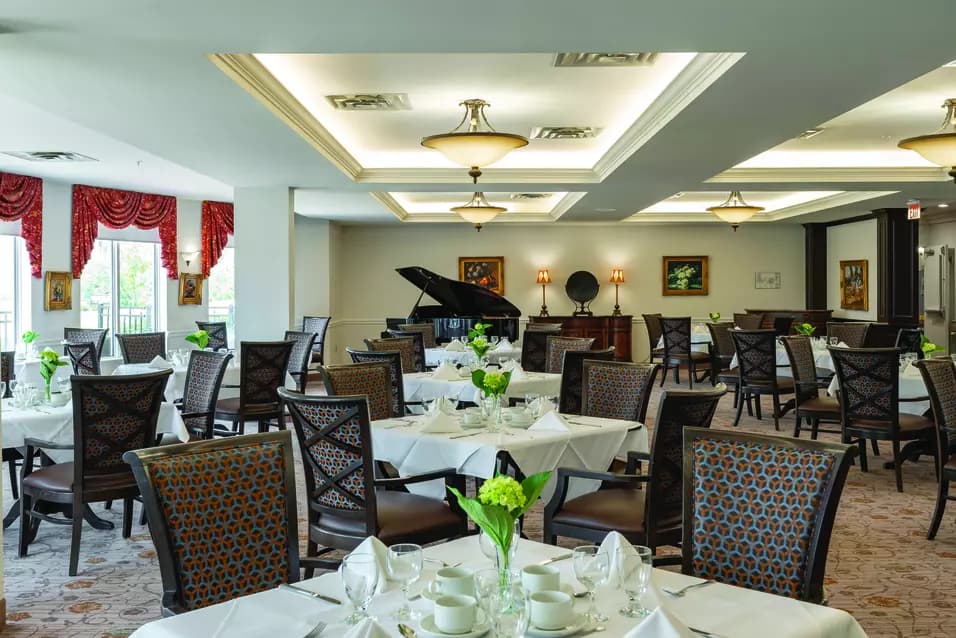 spacious and bright dining room at Chartwell Georgian Traditions Retirement Residence.