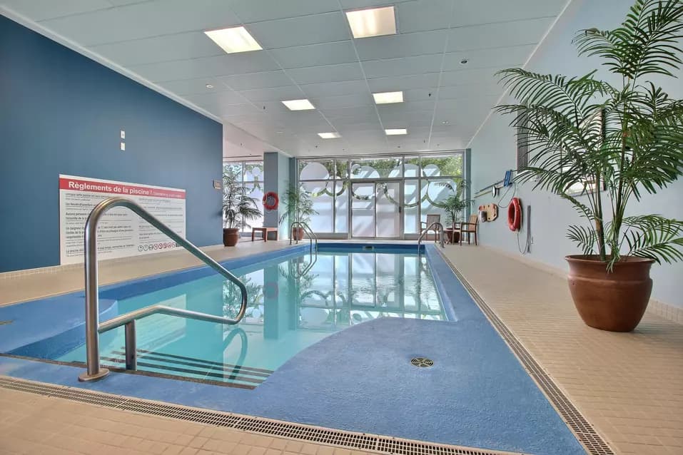 Piscine intérieure Chartwell Jardins Notre-Dame résidence pour retraités retirement residence Interior pool