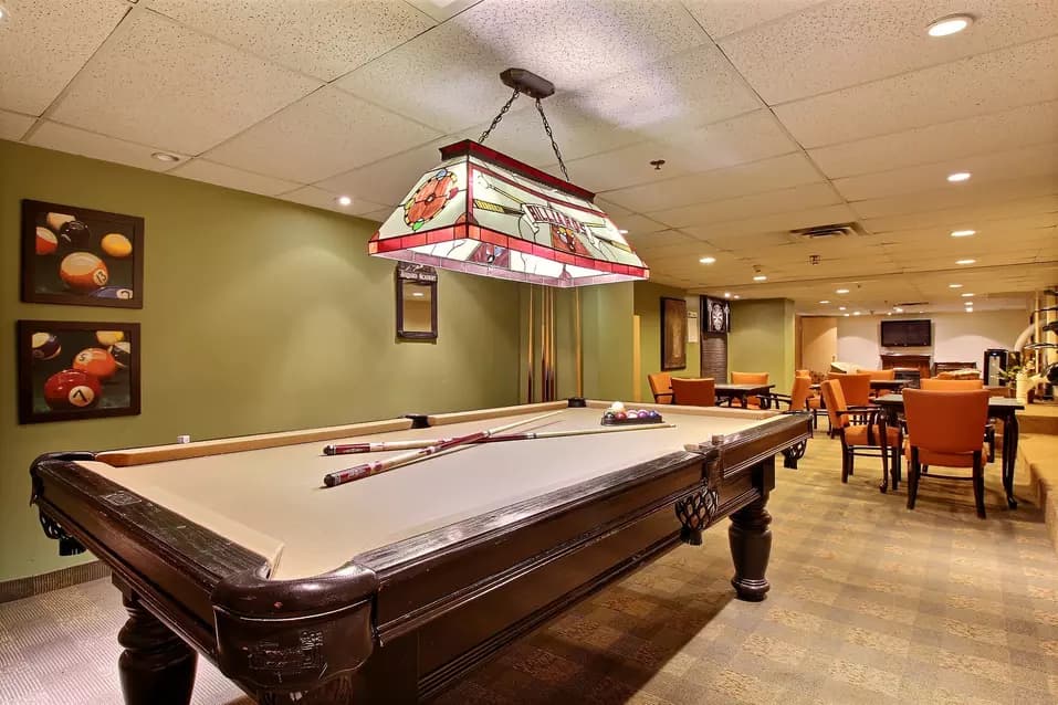 Billard du Chartwell Monastère d'Aylmer résidence pour retraités. Retirement Residence pooltable.
