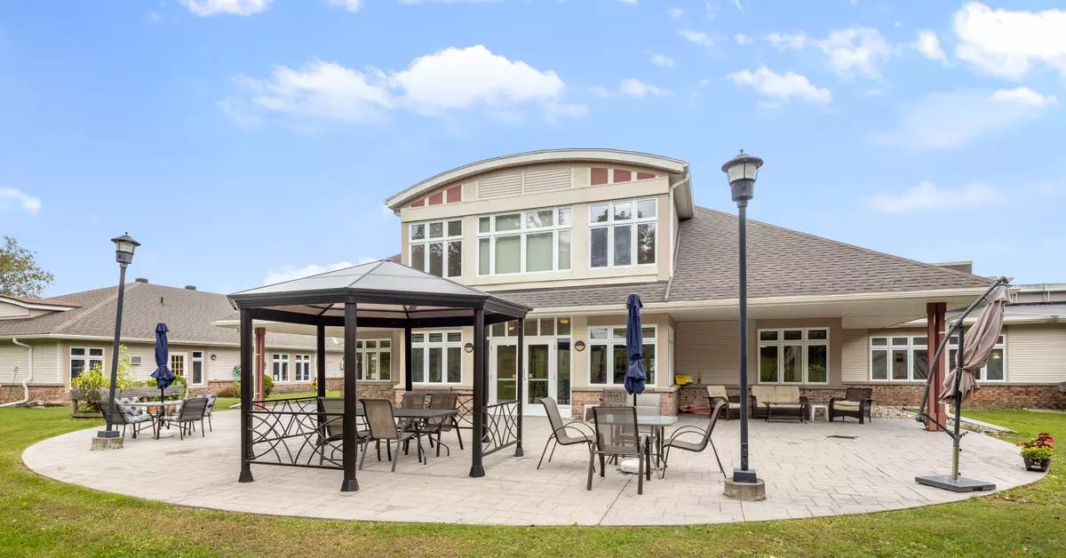 outdoor patio at chartwell van horne retirement residence